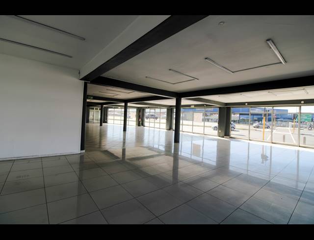 824M² SHOWROOM FOR SALE IN GLENLILLY